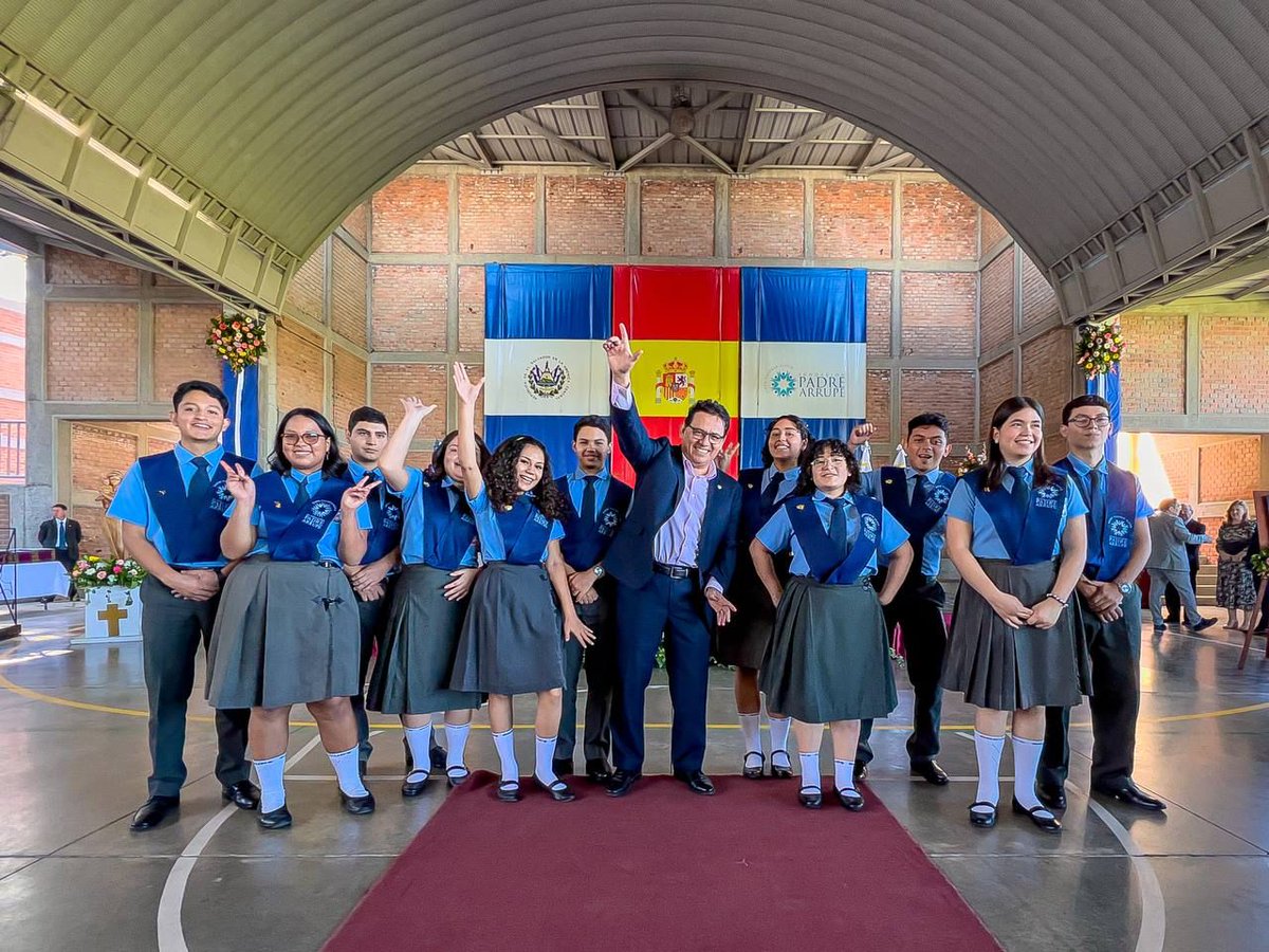 JMauricioPineda's tweet photo. Hoy fuimos testigos del surgimiento de un nuevo grupo de futuros hombres y mujeres para los demás. Gracias a la obra del Padre Salazar Simpson y la Fundación, más estudiantes de escasos recursos reciben una educación de calidad y humana. https://t.co/922gdQy6Rw