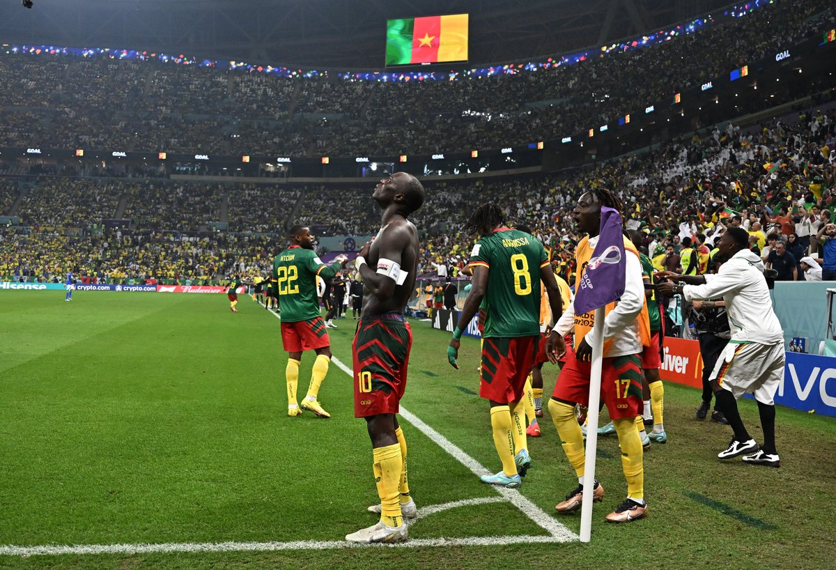 France24_fr's tweet image. #CMRBRA C'est terminé entre le #Cameroun et le #Brésil ! 

Le Brésil perd pour la première fois contre une équipe africaine en #Coupedumonde.

Ce n'est qu'une victoire de prestige car les #LionsIndomptables sont éliminés, mais quelle victoire !