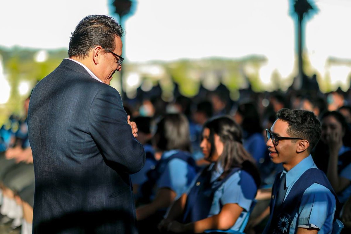 JMauricioPineda's tweet photo. Hoy fuimos testigos del surgimiento de un nuevo grupo de futuros hombres y mujeres para los demás. Gracias a la obra del Padre Salazar Simpson y la Fundación, más estudiantes de escasos recursos reciben una educación de calidad y humana. https://t.co/922gdQy6Rw