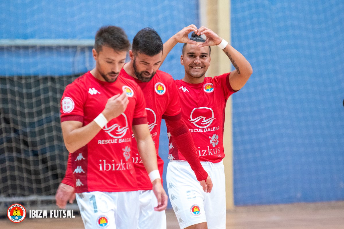 📸🖼 #𝗟𝗔𝗚𝗔𝗟𝗘𝗥𝗜𝗔
Os dejamos las mejores imágenes del empate en casa frente al <a href="/c/">c</a>.s.e.juan_de_avila.

Nuestros jugadores salieron a la pista acompañados del Benjamin del @cdibizaip.

¡Gracias por venir a apoyarnos chicos!