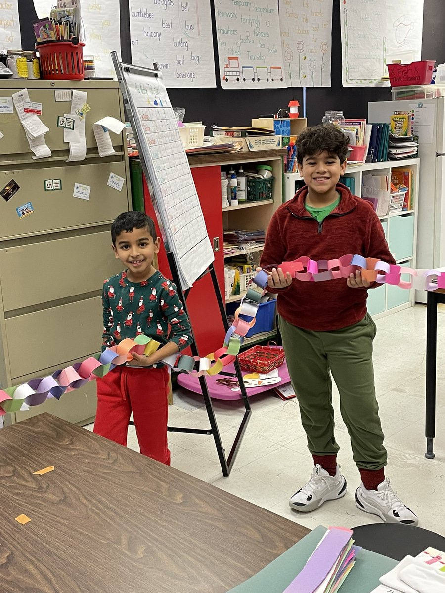 KinderKollegePS's tweet photo. Itβs JOY DAY and at KinderKollege that means one thing: the longest paper chain in the world!! πWow! #longestpaperchain #longestpaperchainever #joyday #tradition #favouritetradition #workingtogether #christmas #christmastree #christmastreedecorating #kkps30 https://t.co/wSf51XejKc