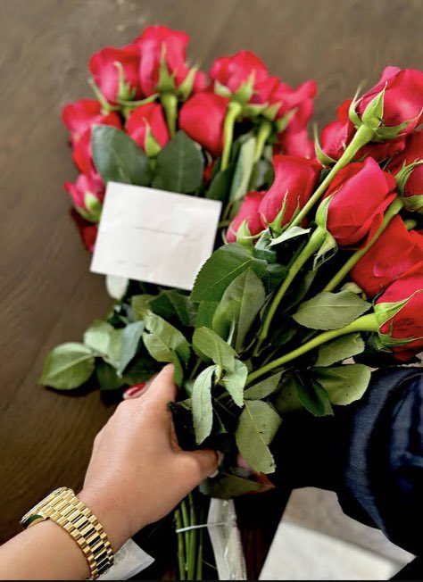 4KTFeed's tweet photo. #NBAYoungBoy Post a Picture of Roses from a Fan name "Ava" Gifted to him &amp; his Girlfriend Jaz &amp; He Responds to the Fan Gift 👀🔥🌹…

— "To: Ava"
From the Gauldens: "Thank You Sweetheart" 💚 https://t.co/2WnjRdY5hJ