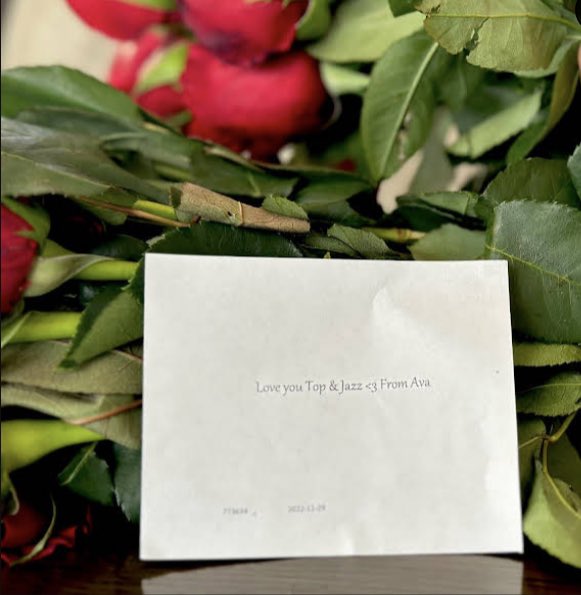 4KTFeed's tweet photo. #NBAYoungBoy Post a Picture of Roses from a Fan name "Ava" Gifted to him &amp; his Girlfriend Jaz &amp; He Responds to the Fan Gift 👀🔥🌹…

— "To: Ava"
From the Gauldens: "Thank You Sweetheart" 💚 https://t.co/2WnjRdY5hJ