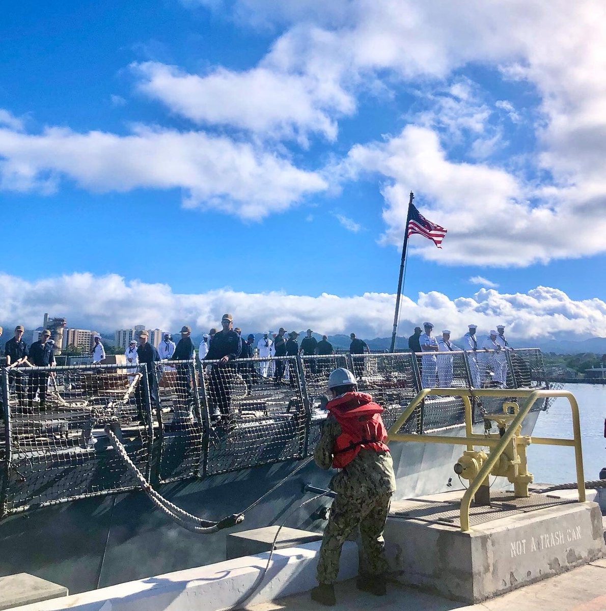 JointBasePHH's tweet photo. #USS Chung-Hoon (DDG 93) and USS Wayne E. Meyer ( DDG 108) are underway! ๐บโ๏ธ๐บ๐ธ #onamission
@USNavy #uspacfleet @INDOPACOM #COMNAVSURFGRUMIDPAC
https://t.co/J1rDrzvqhf https://t.co/oqMtfvdXII