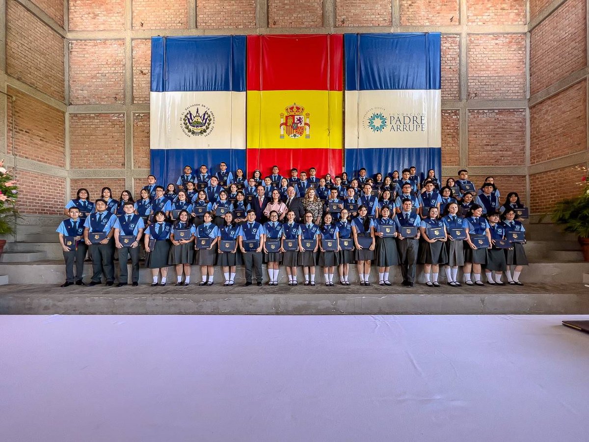 JMauricioPineda's tweet photo. La  24.ª promoción de bachilleres del @ColPadreArrupe es fruto de la visión y la gran obra que instauró el Padre Salazar-Simpson en el país. Compartiendo su lema de saber, valorar y elegir, como Ministro seguiré trabajando para garantizar una educación integral. https://t.co/LLRklLUR8W