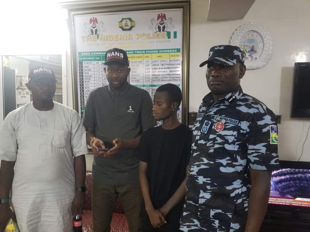 YemieFash's tweet photo. Mrs Aisha Buhari has released Aminu, see the small boy the First Lady is fighting with 🤣. Well Done NANS 👏 https://t.co/xZjMjBt03b