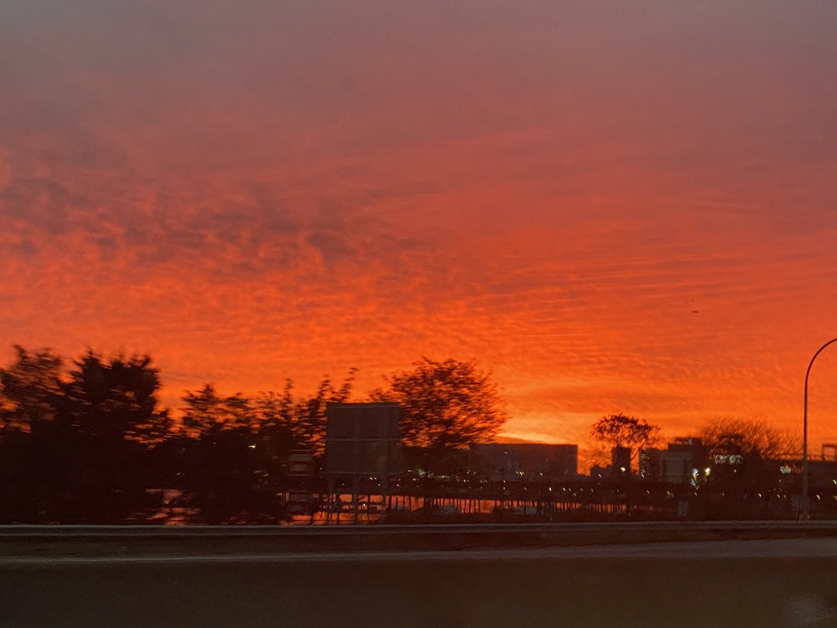 DoDashed's tweet photo. @ellakoe13 @TLPBynum How about this sunrise I got a photo of on my way to JFK airport after thanksgiving https://t.co/WzXiu13y3k