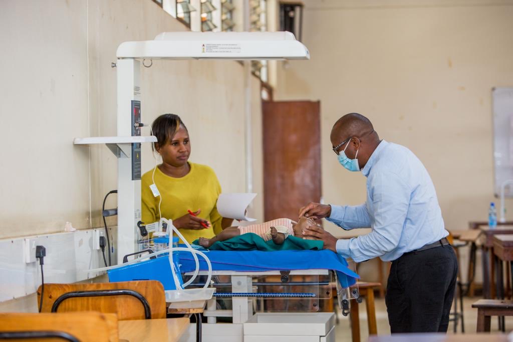 ProfIrimu's tweet photo. UoN Dept of Paed-celebrations today as 45paediatrician trainees completed 5day Newborn ETAT+ comprising correct use of NBU equipment &amp;clinical procedures in the management of serious common newborn diseases. Thanks to the trainers &amp; organisations that’ve equipped our skills lab. https://t.co/UBYMwPmKMK