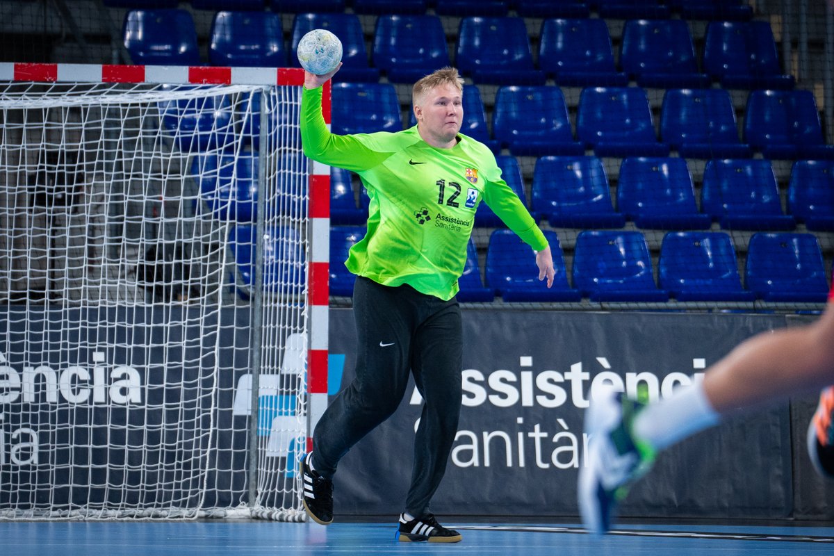 FCBhandbol's tweet photo. Jornada 14 @ASOBAL
@fcbhandbol 3⃣3⃣
@bmSinfin 1⃣3⃣
Min 45
📺 @esport3
📱 @LaLigaSportsTV
🏠 Palau Blaugrana
🔵🔴 #ForçaBarça #LiveASOBAL #BARSIN https://t.co/feXriQDR0i