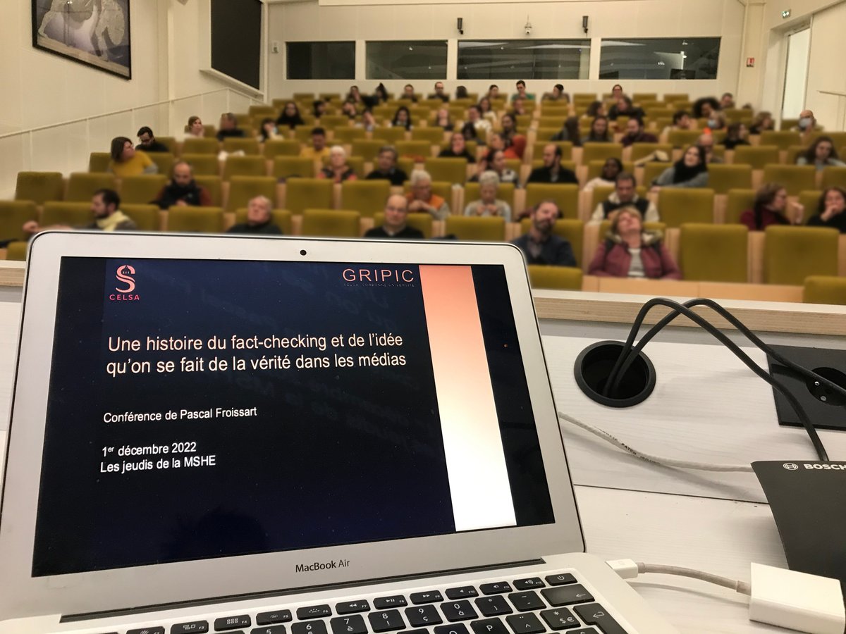 Le #factchecking a une histoire, au gré des mutations du #journalisme et des institutions qui statuent sur le #vrai. Une conférence animée et pleine de questions, introduite par @AndreDidierjean