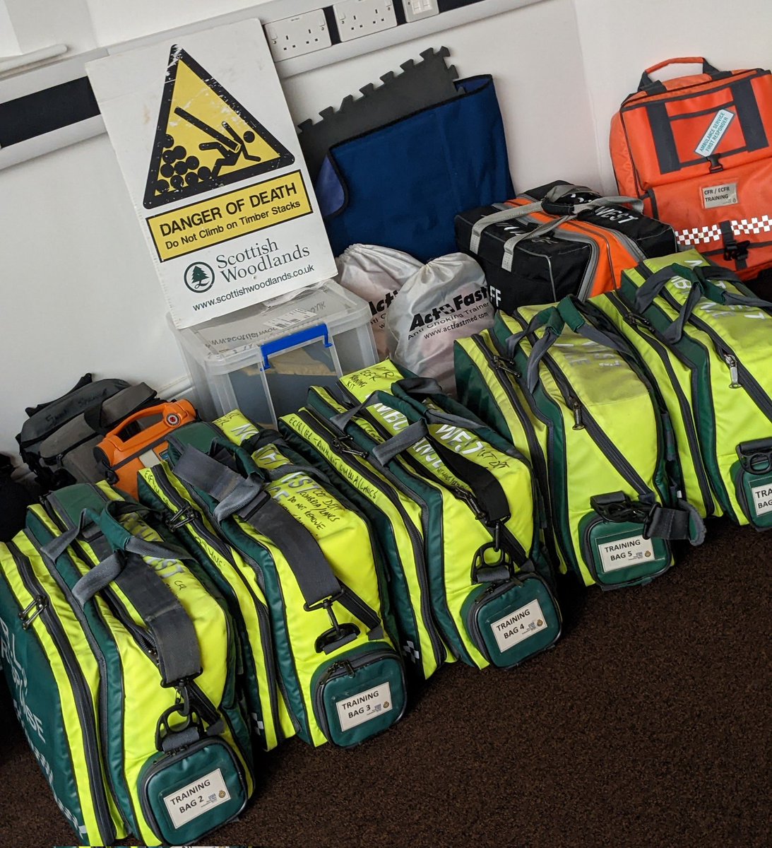 All set up at the #MRT base in Keswick for day 3 of our #CommunityFirstResponder course tomorrow 👍🏼

We're looking forward to meeting 12 trainee #CFR volunteers again, who'll be covering topics incl bleeding🩸wounds, seizures 🧠, diabetes plus +scenarios 

#AmbulanceVolunteering