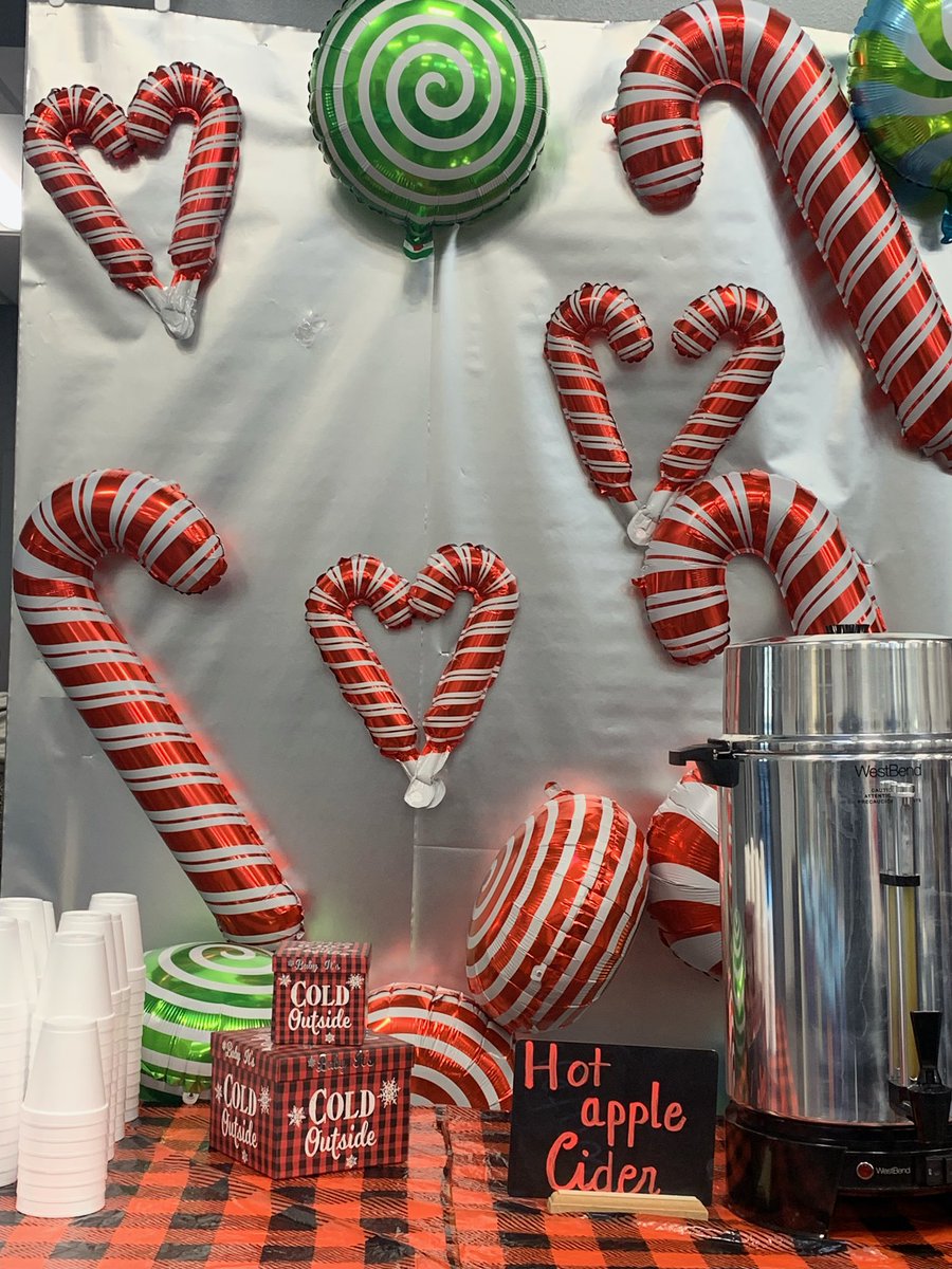 jomackeymagnet's tweet photo. Great morning at JMA! Enjoyed visiting with our families at our annual Pastries for Parents. We had PTSO, prizes, and pastries what a great morning 🎅🏼 🎄 🍩 #JMAallday https://t.co/tb59TFCZrS