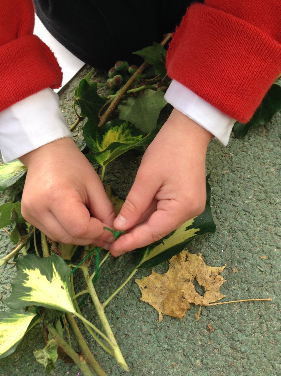 BillyBobbyBear's tweet photo. Making Christmas wreaths in EYFS https://t.co/A8aZj66Dny