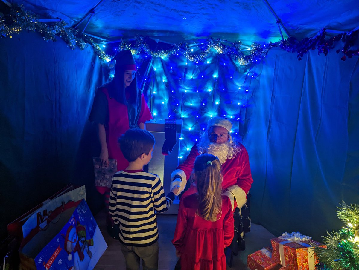 S_Jones_01's tweet photo. Just back from a fun packed Christmas party with our CYP and families with diabetes. So proud to be part of such a wonderful team @JainGunjanDr @enherts My gang loved meeting Santa 🎅 #paedsrocks https://t.co/XrCzwWeqOD