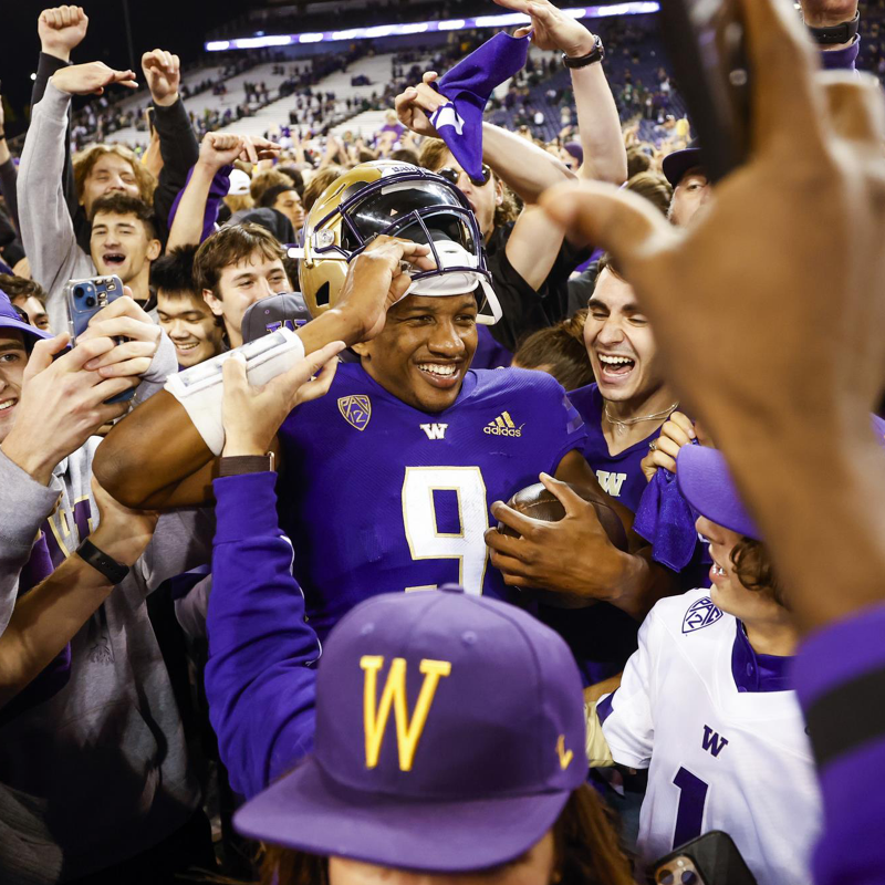UWAthletics's tweet photo. .@themikepenix appreciation post 💯

#GoHuskies x #Penix4Heisman