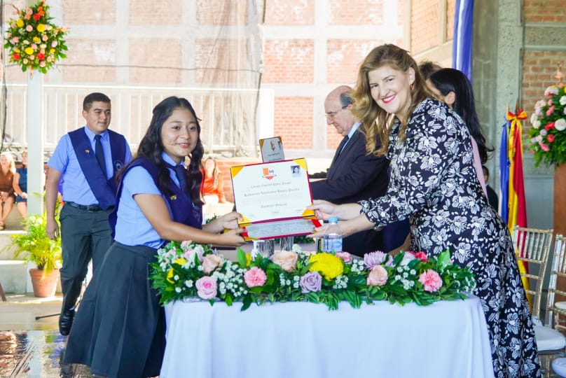 ChrisGuevaraG's tweet photo. Felicidades a los graduados de la @ColPadreArrupe. 🎓🧑‍🎓
Un paso más, para cumplir sus sueños. 🙏 

Asistió Nuestra Primera Dama y presidenta de honor de la Fundación, Gabriela de Bukele, quien ha sido un apoyo importante en el desarrollo de la educación en nuestro país. 🇸🇻 https://t.co/9zxx9Zfyz8