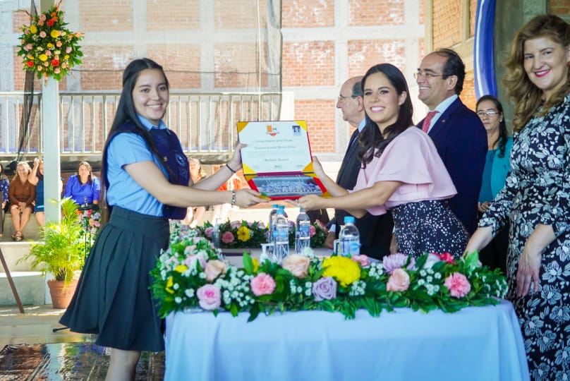 ChrisGuevaraG's tweet photo. Felicidades a los graduados de la @ColPadreArrupe. 🎓🧑‍🎓
Un paso más, para cumplir sus sueños. 🙏 

Asistió Nuestra Primera Dama y presidenta de honor de la Fundación, Gabriela de Bukele, quien ha sido un apoyo importante en el desarrollo de la educación en nuestro país. 🇸🇻 https://t.co/9zxx9Zfyz8
