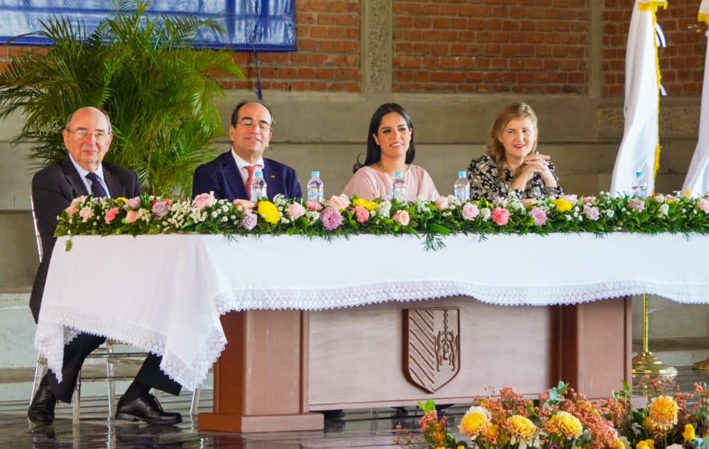 ChrisGuevaraG's tweet photo. Felicidades a los graduados de la @ColPadreArrupe. 🎓🧑‍🎓
Un paso más, para cumplir sus sueños. 🙏 

Asistió Nuestra Primera Dama y presidenta de honor de la Fundación, Gabriela de Bukele, quien ha sido un apoyo importante en el desarrollo de la educación en nuestro país. 🇸🇻 https://t.co/9zxx9Zfyz8