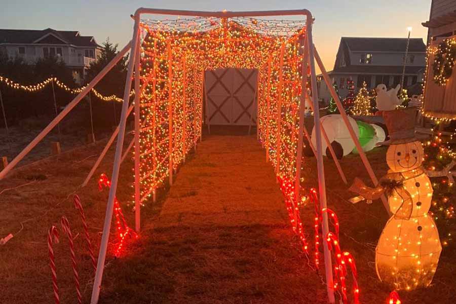 OuterBanksVoice's tweet image. OBX’s must-see Christmas houses  
The Facendas of Kitty Hawk
By Michelle Wagner | Outer Banks Voice
(Part of a continuing series)
outerbanksvoice.com/2022/12/02/obx…