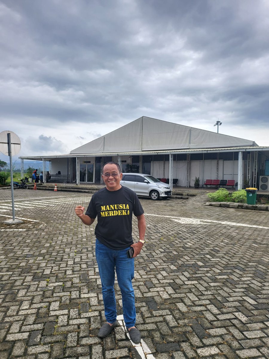 msaid_didu's tweet photo. Bandara Jenderal Besar Soedirma Purbalingga. Salah satu Bandara yg diberitakan mangkrak seperti Bandara Kertajati (Majalengka), Bandara Ngloram (Blora), dan Bandara Wiriadinata (Tasikmalaya). https://t.co/wdZKhYWzFi