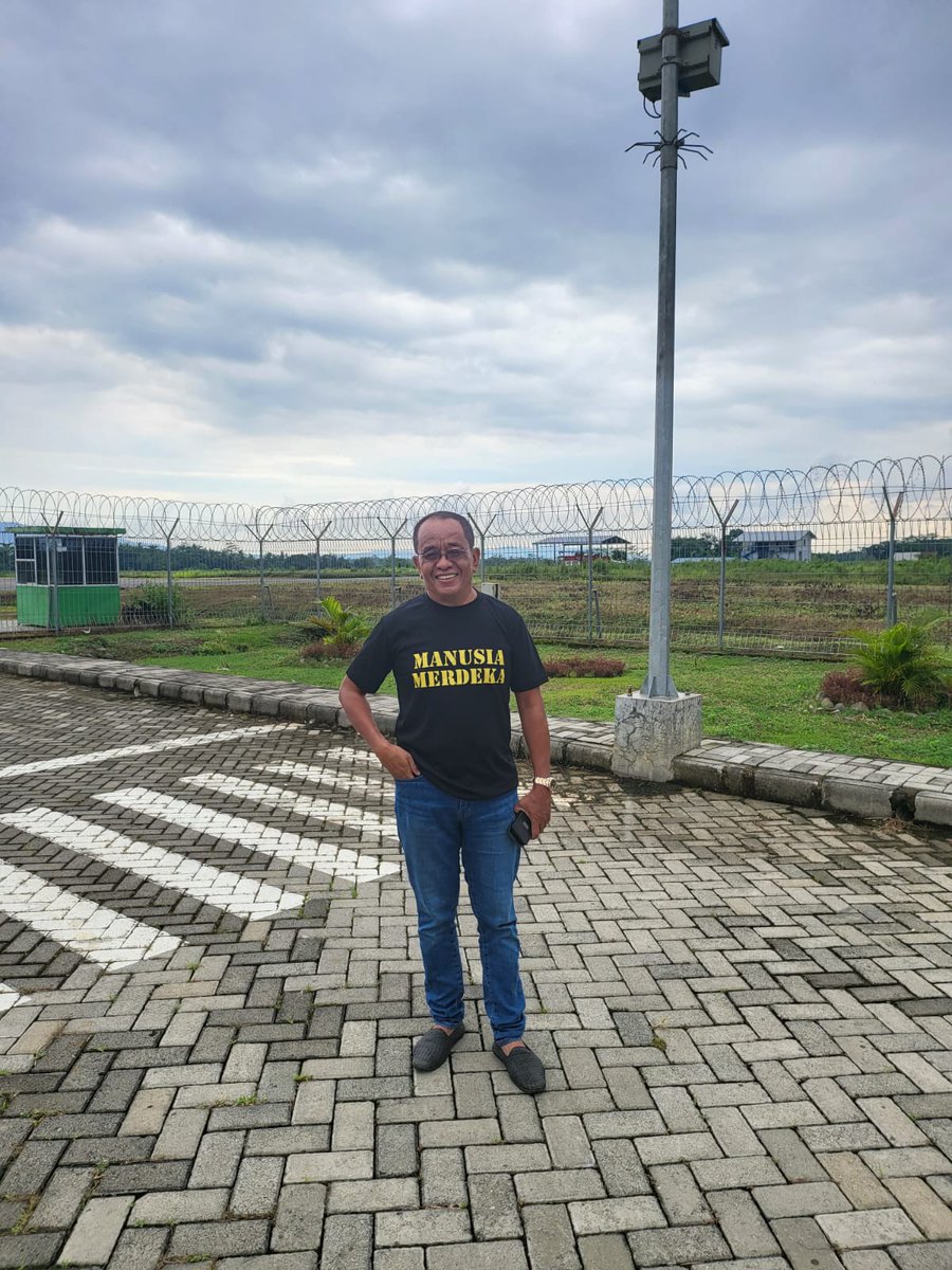 msaid_didu's tweet photo. Bandara Jenderal Besar Soedirma Purbalingga. Salah satu Bandara yg diberitakan mangkrak seperti Bandara Kertajati (Majalengka), Bandara Ngloram (Blora), dan Bandara Wiriadinata (Tasikmalaya). https://t.co/wdZKhYWzFi