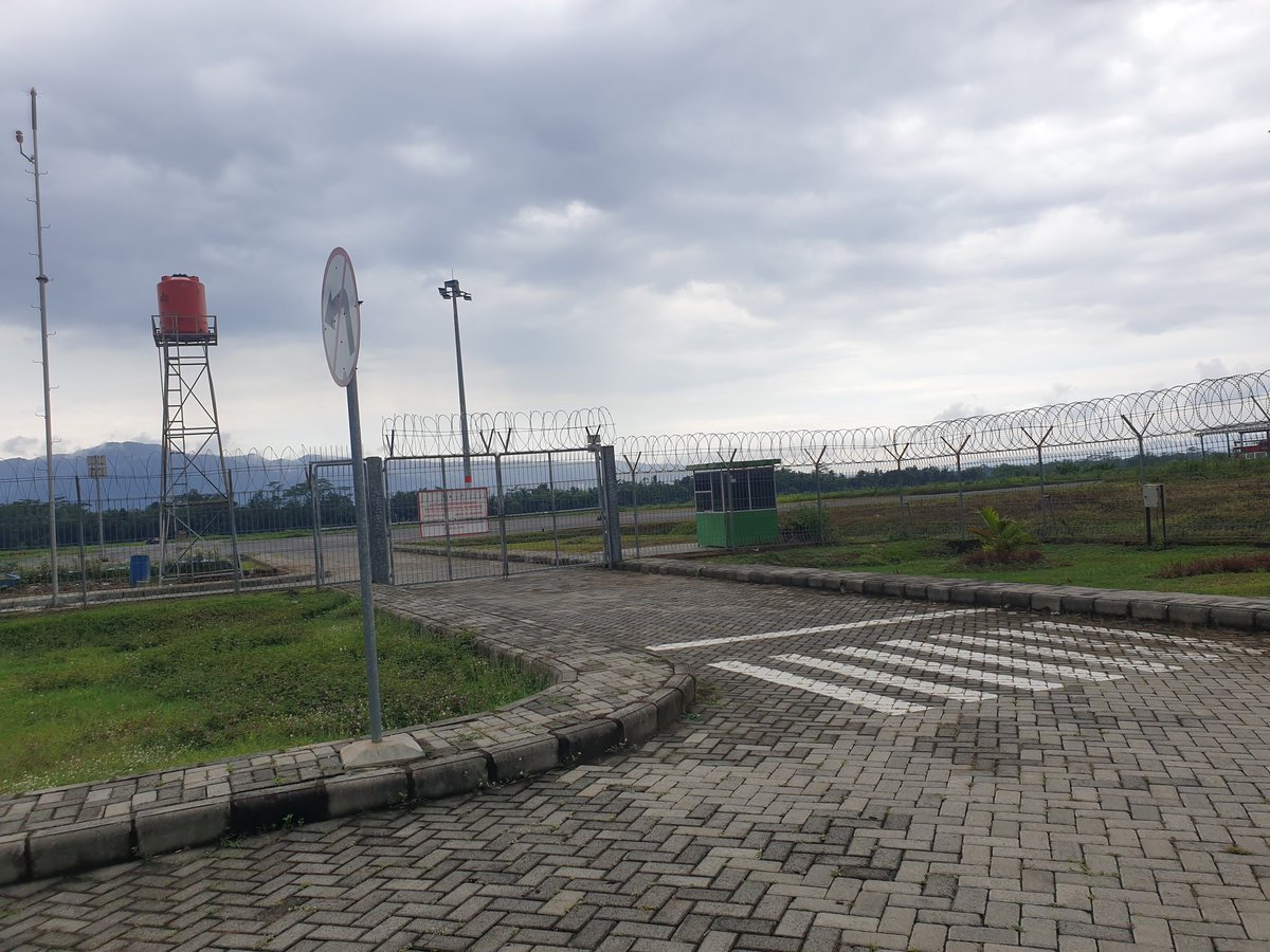 msaid_didu's tweet photo. Bandara Jenderal Besar Soedirma Purbalingga. Salah satu Bandara yg diberitakan mangkrak seperti Bandara Kertajati (Majalengka), Bandara Ngloram (Blora), dan Bandara Wiriadinata (Tasikmalaya). https://t.co/wdZKhYWzFi