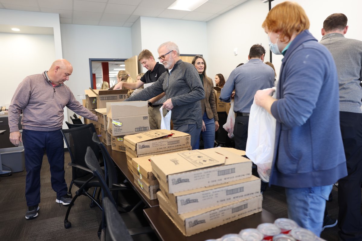 prempack's tweet photo. Members of both our Louisville and Philadelphia teams volunteered to help non-profits Blessings in a Backpack and Mighty Writers, in both cases assisting to distribute food to those in need.
Thank you to all of our team members who volunteered!
#prempack #philanthropy https://t.co/seylSaleFp