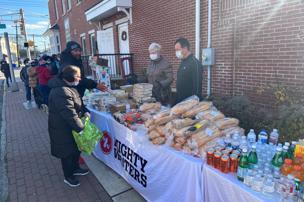 prempack's tweet photo. Members of both our Louisville and Philadelphia teams volunteered to help non-profits Blessings in a Backpack and Mighty Writers, in both cases assisting to distribute food to those in need.
Thank you to all of our team members who volunteered!
#prempack #philanthropy https://t.co/seylSaleFp