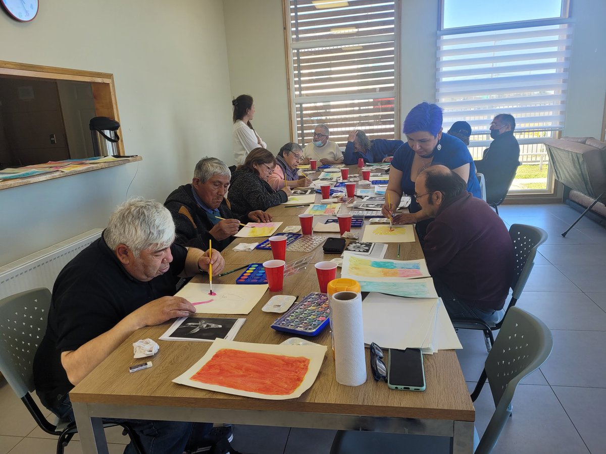 Una segunda sesión  del Taller de Arte : Flora Regional  en Acuarela, realizó  la Directora de @casaazuldelarte, <a href="/etenakarte/">Janette Contreras</a> a los y las adultos  Mayores, en salón  del Condominio  de Viviendas Tuteladas. La actividad fue  organizada por el instrumento Ciencia Abierta@ciencia_cl