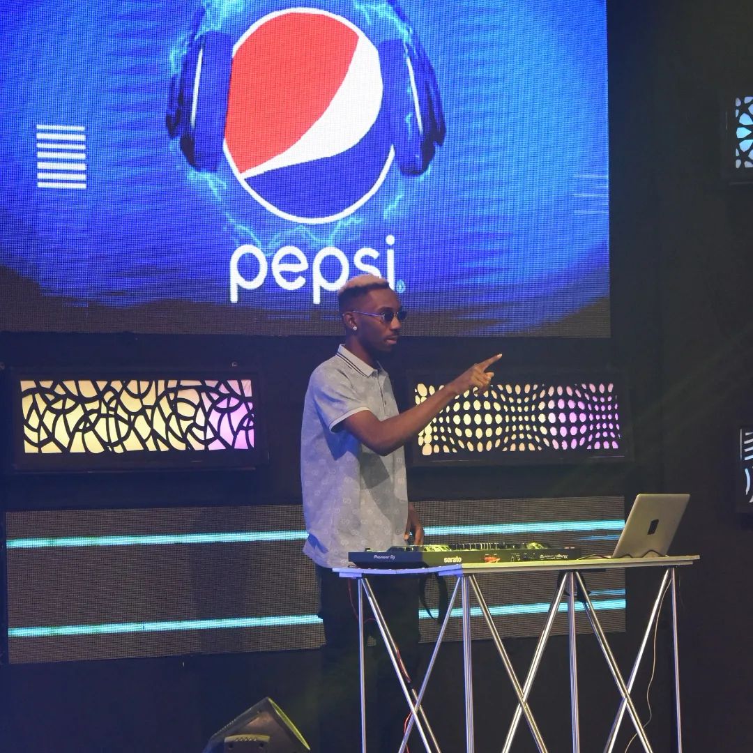 ikonerx's tweet photo. Watch as @officialdjbusy takes on @DJMAFDEE1 on the new season of the upcoming DJ battle!

-----
#AMTurnupFriday #Ikonerx #TurnUpFridayWithPepsi #turnupfridaywithinfinix #PepsiConfamDisembaa    #InfinixTUFWithLiquorose #InfinixTUFDanceChallenge https://t.co/f8bRzbKZLD
