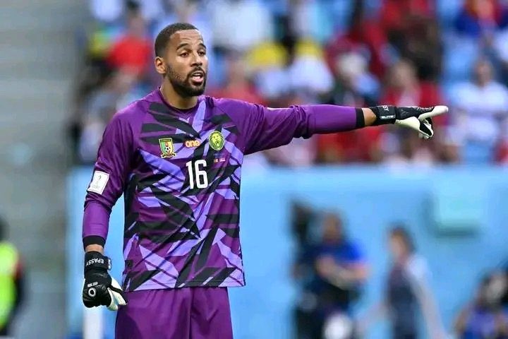 FreddhyKoula's tweet image. Parfois le bon Dieu ouvre des chemins inaccessibles. 
L’embrouille entre Onana et Song nous a permis de découvrir que le Cameroun 🇨🇲 a un autre gardien extraordinaire, Devis Epassy, auteur d’une prestation XXL face au Brésil ! Le malheur des uns… 🤞🤝 #Qatar2022 #CMRBRA