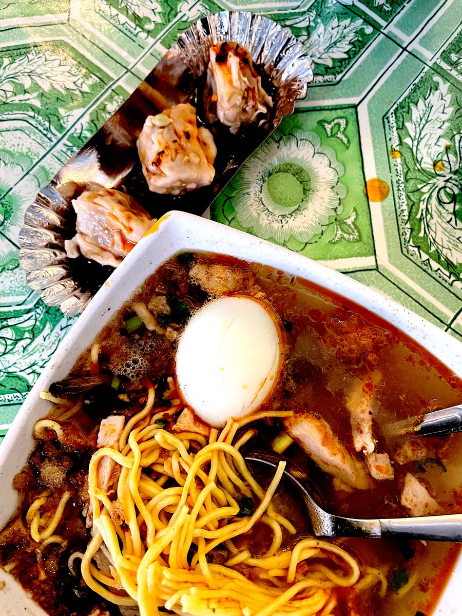 VoodooChef's tweet image. In 1920, Domingo “Inggo” Lozada created a dish made of pork and beef broth with #noodles and slices of meat and named it #batchoy. He was inspired by the Chinese peddlers who sold #soup with meatballs and carried their product in large metal bins hanging from each end of a
