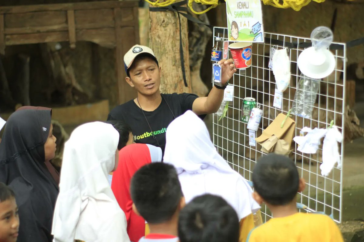 smart_outbound1's tweet photo. Belajar tentang sampah agar tak mudah nyampah dan tak menjadi musibah.

#edukasisampah #outdoorlearning #outboundkids #smartoutboundkidz #outboundtuban #smartoutboundindonesia https://t.co/pTPx9nto8L