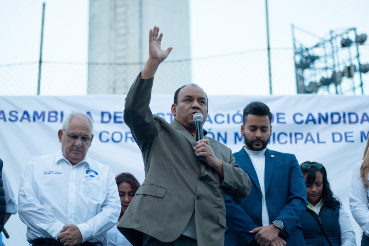 azulmixco's tweet photo. Estamos muy contentos de dar un paso más en este proceso electoral. El Partido Azul en Mixco tiene un líder con visión de transformación para el Municipio, el Magíster Iván Díaz 

Te invitamos a que formes parte de la #GeneraciónAzul 🫱🏻‍🫲🏼 https://t.co/JTIT4jMrRg