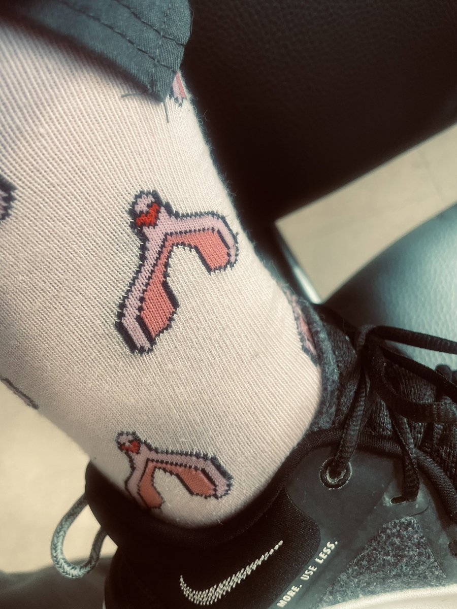 jomimoli's tweet photo. Quiero denunciar que hoy fui al trabajo con calcetines con dibujos de clitoris y todos mis compañerOs pensaron que eran huesitos de pollo. Fuerza chiquillas. https://t.co/UpEmGTey95
