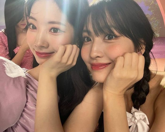 mmselca's tweet photo. dahyun and momo are two pretty girlfriends ft. mina on her phone https://t.co/9mjdFOo2fg