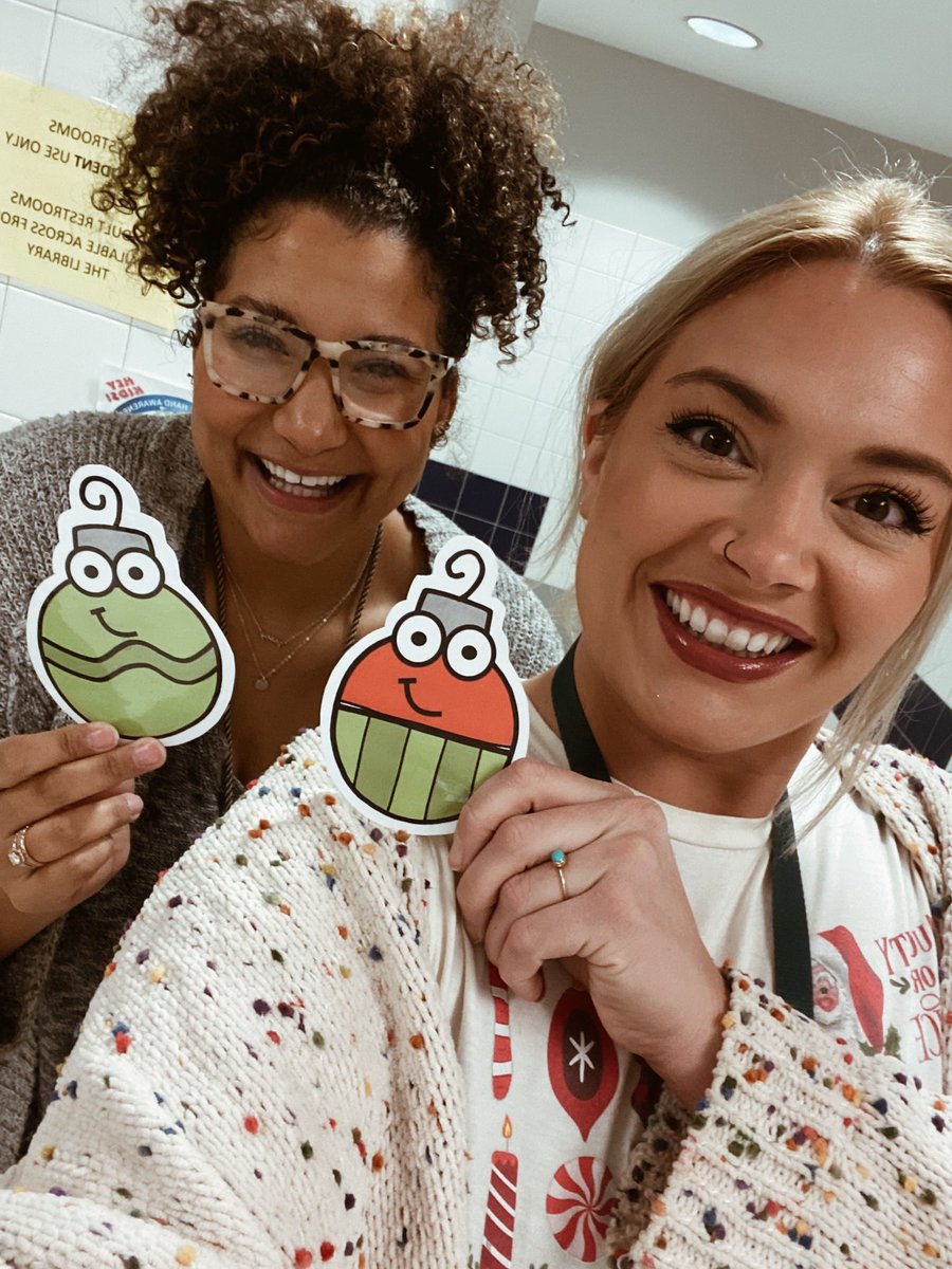 _MrsLockett's tweet image. Did I break the rules and run in the hallway this morning to grab this ornament? Maybe 👀😂 Thanks so much to our sweet office staff for putting this together for us today, it was such a treat! @WillisLaneES