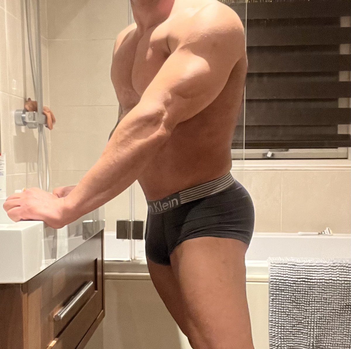 maybebihunk's tweet photo. Good evening 😊

#bodybuilder #hunk #ripped #shredded #bear #jock #physique #hotmen #aestheticphysique #pecs #biceps #forearms #obliques https://t.co/LhTOoxFu7b