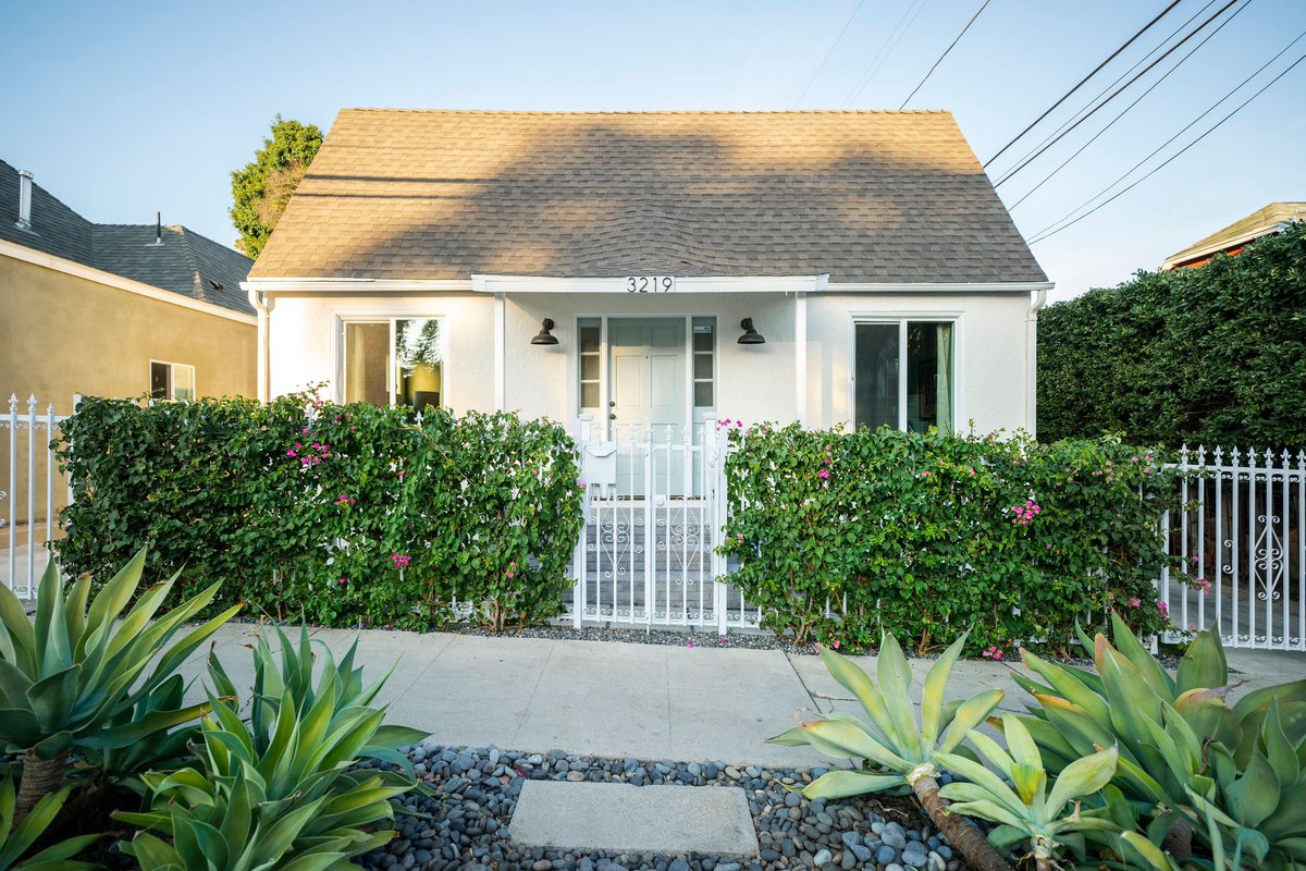 MattMorgus's tweet photo. A creative oasis awaits you at this vacant duplex on the heart of Silver Lake. These two homes on a lot offer endless possibilities with a 2BR/1BA front house and a rear 1BR/1BA. #silverlake #realestate

Listed at $1,499,000. https://t.co/Xvx087oKWr