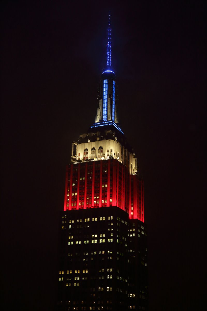 EmpireStateBldg's tweet image. [1/16] Congratulations to the qualified countries advancing to the Round of 16 in the 2022 @FIFAWorldCup! ⚽️
 
We’re rotating through the colors of each country’s flag tonight, starting with red, white &amp;amp; blue for USA’s @USMNT until 5:04PM #WorldCup2022 #ESBright