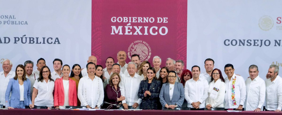 agustinaragonl2's tweet photo. ¿Ya vieron la cara de los acarreados a la junta con el presidente a Veracruz?

¡Ya somos una diptadura!🤣

Háganle zoom pa'que vean. https://t.co/JonPojYDvM