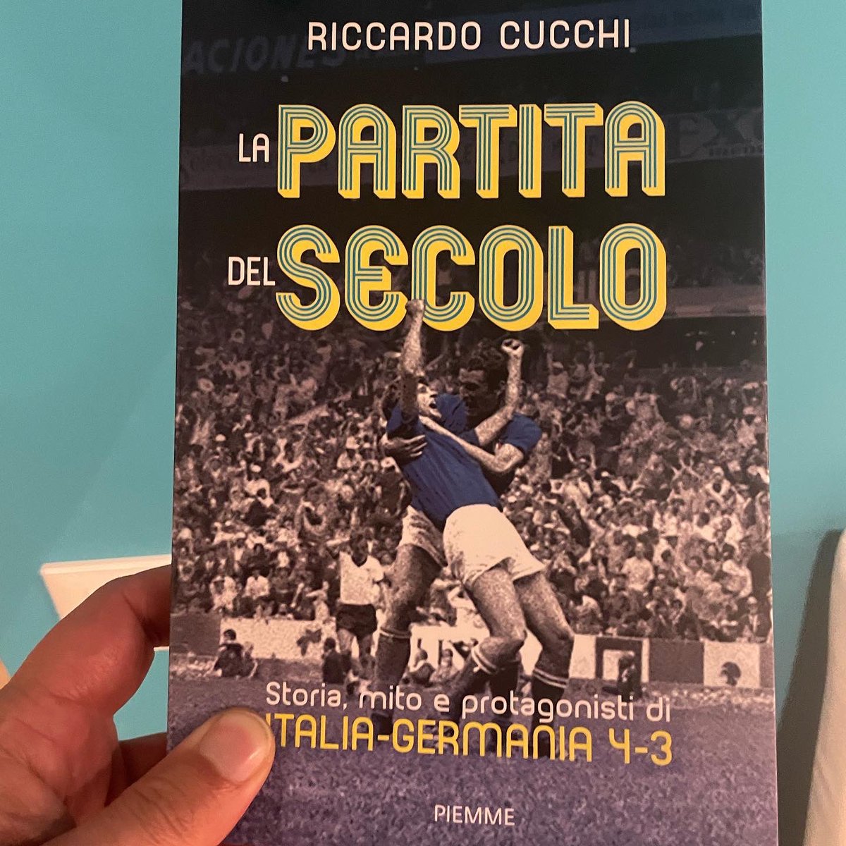 AngeloDeMa's tweet photo. 4 e 3 sono solo due numeri, ma possono essere anche speciali come come quelli della Partita del Secolo raccontata da @CucchiRiccardo nel suo ultimo libro, di cui ci ha parlato questa sera a #Teramo. 

Ringrazio ciascuno di voi per gli affettuosi pensieri che mi avete rivolto. 😜 https://t.co/qADOcpSCus