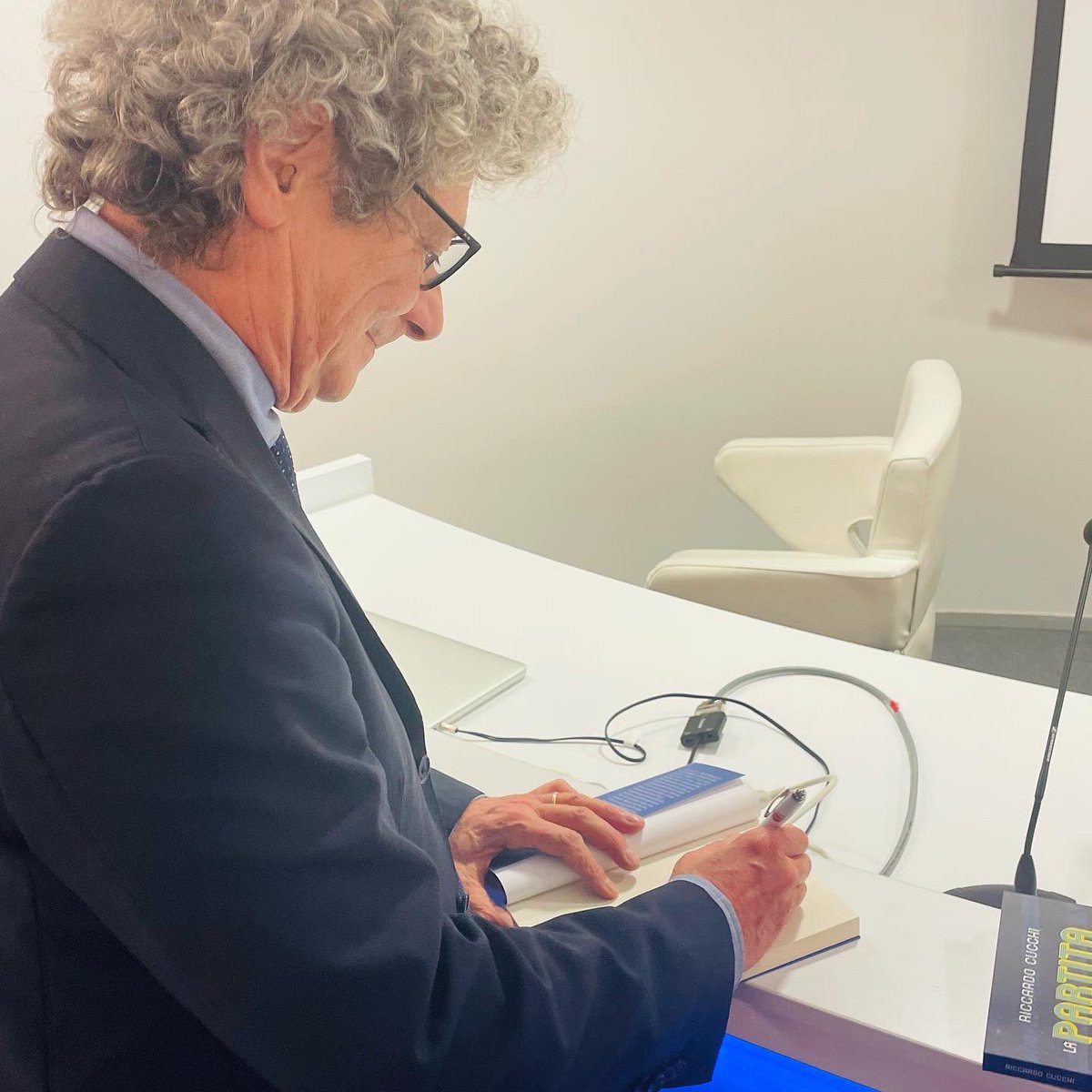 AngeloDeMa's tweet photo. 4 e 3 sono solo due numeri, ma possono essere anche speciali come come quelli della Partita del Secolo raccontata da @CucchiRiccardo nel suo ultimo libro, di cui ci ha parlato questa sera a #Teramo. 

Ringrazio ciascuno di voi per gli affettuosi pensieri che mi avete rivolto. 😜 https://t.co/qADOcpSCus