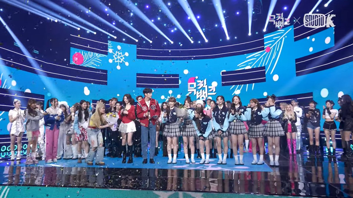 wonpillls's tweet photo. FIFTY FIFTY BEING HAPPY FOR CSR AND GIVING THEM THE FLOWERS 🥹🥹🥹 https://t.co/wa84Fp2Ai0