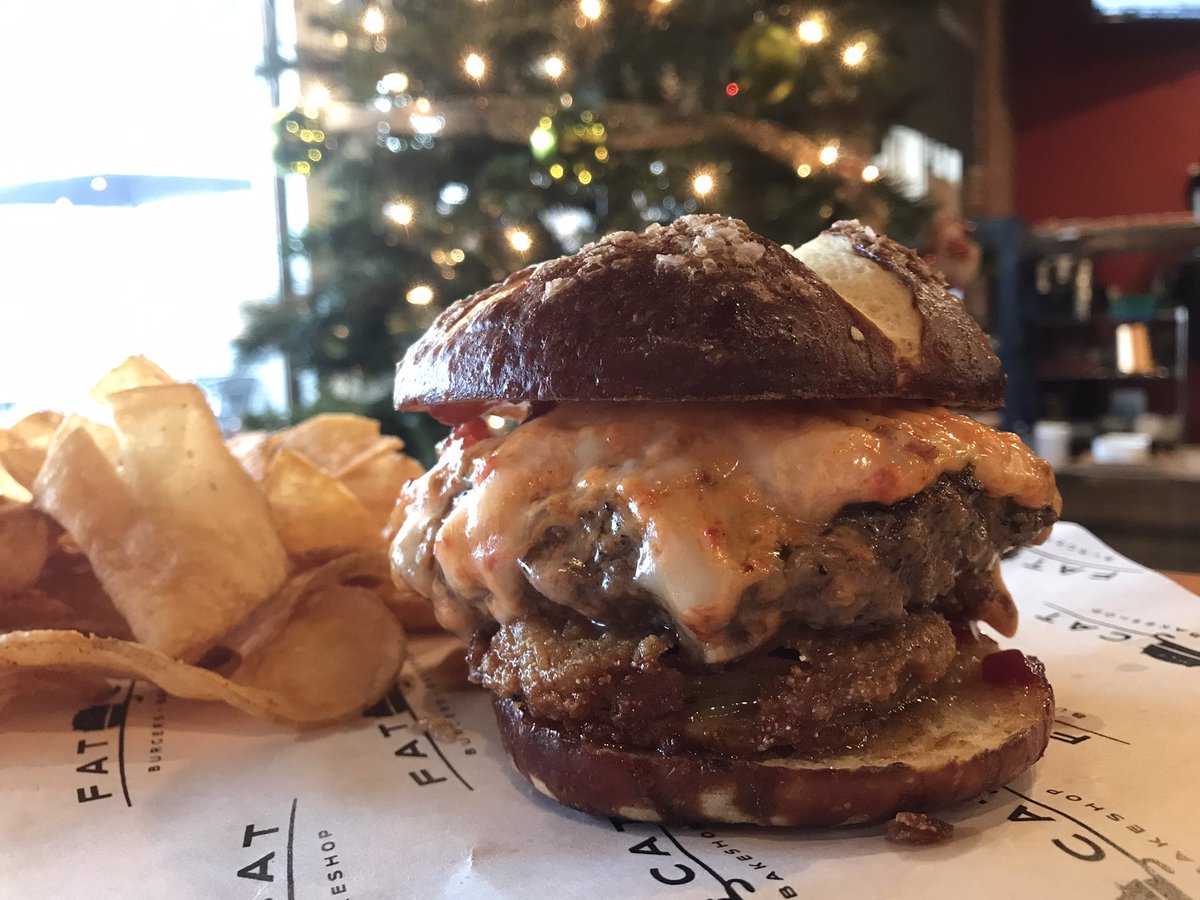 FatCatBurgerCLT's tweet photo. Come get our daily feature burger for $16
•Green fried tomatoes
•Pimento cheese
•Bacon Jam
We recommend on a pretzel roll! 
Add a Stella on tap for $5 

#eatlocal #clteats #delicious #clttreats #fatcatclt #fatcatclt #special https://t.co/somkmQ5otp