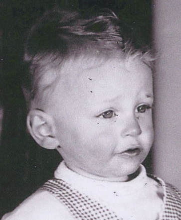 AuschwitzMuseum's tweet image. 2 December 1938 | A Dutch Jewish boy, Leendert Flip van Amerongen, was born in Amsterdam.

In February 1944 he was deported to #Auschwitz and murdered in a gas chamber after the selection.