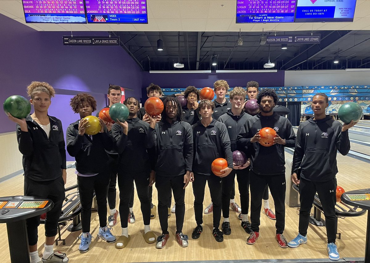 RPHS_BoysBBall's tweet photo. Nothing like getting to hang with your guys outside of the gym. Team bonding, great laughs and of course the competitive juices got flowing!  Shoutout to Sam Parets for having the individual game high. Back on the court at 6:00pm.  Keep growing and learning TOGETHER! #BULTA https://t.co/liYCnK8LKs