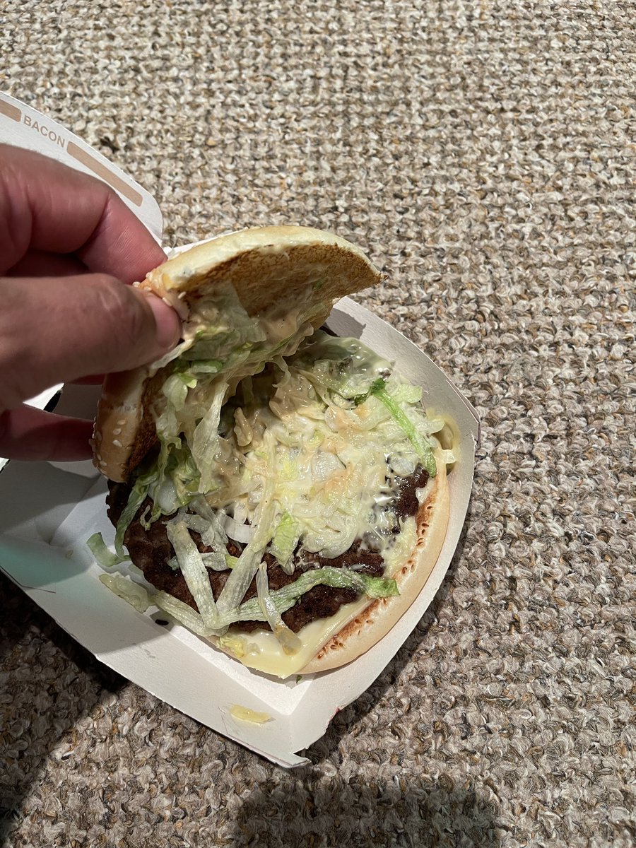 Afroboy360's tweet photo. @McDonaldsUK talk about expectations vs reality. #BigTastey? More like #BigDisappontment is there a tomato and onion shortage ? Even had to microwave it 😒 https://t.co/iMKVPY2L4t
