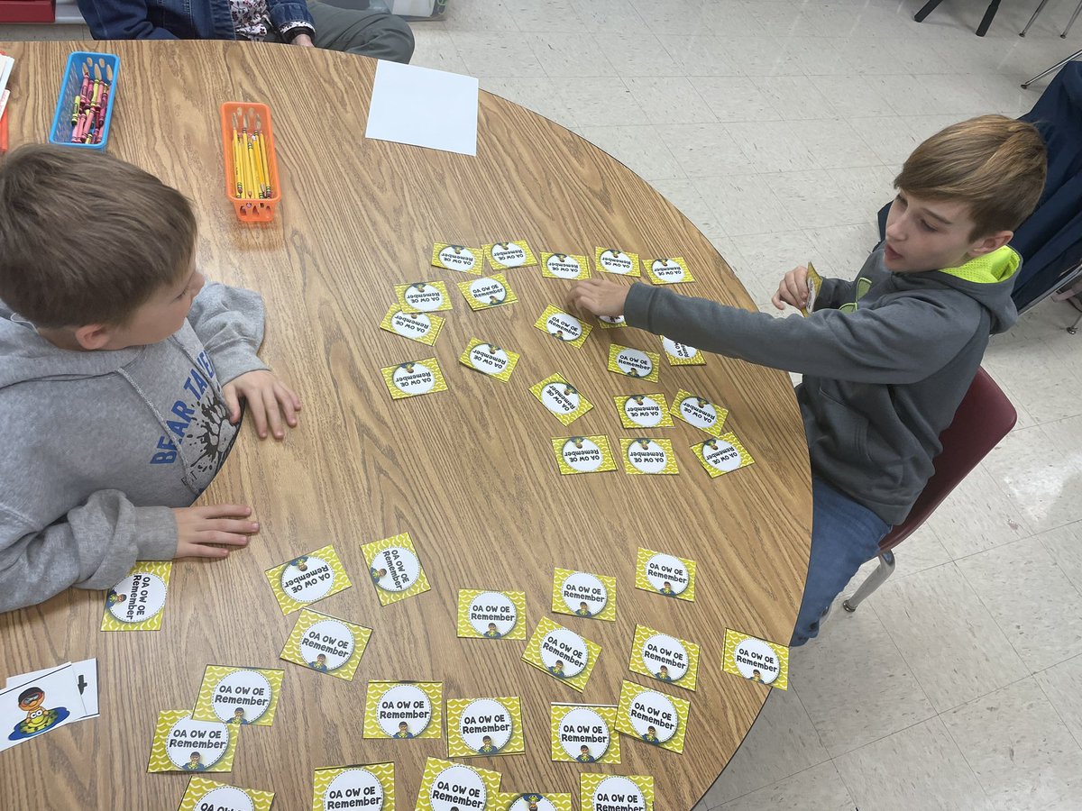 Ending this week with fun phonics Friday! We played “Catch and Match” to practice word recognition and memory match with vowel teams! 😊 #beartavernpride