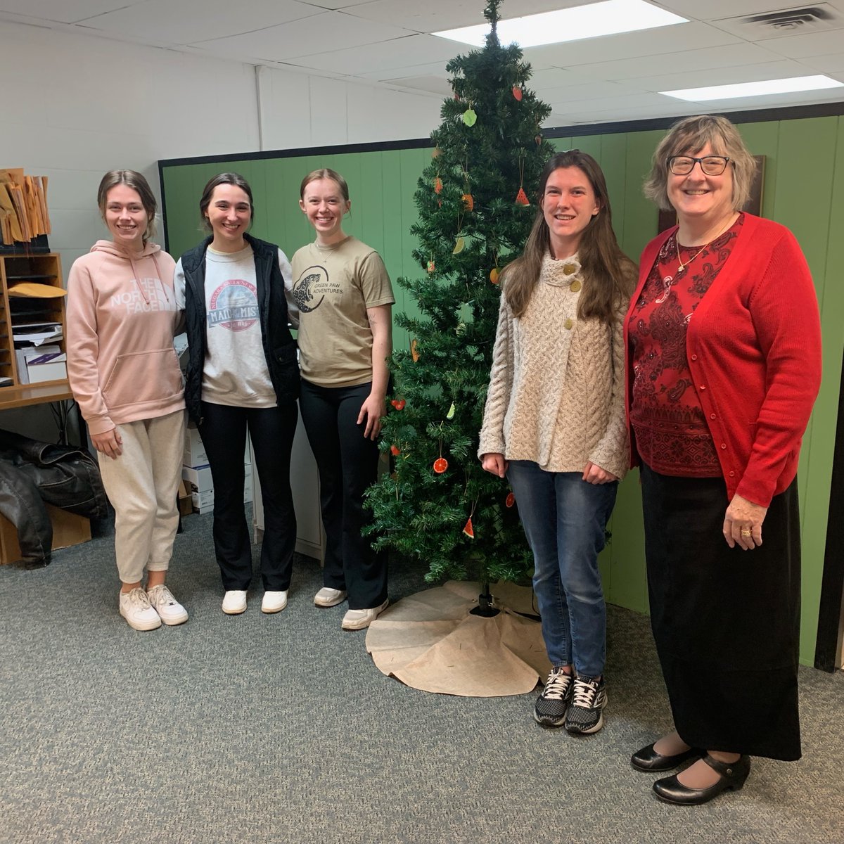Exam week is upon us!!  Good Luck to all of our Food &amp; Environmental Nutrition students. Food Systems Management Professor Leann Schaeffer wishing them well in front of the tree!  Hey look, it's even full of fruit!  #yougotthis💪 @ua_sens <a href="/UakronCHHS/">uakronCHHS</a> @UAKronPresident <a href="/uakron/">The University of Akron</a>